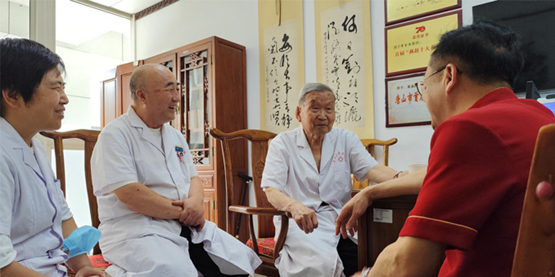 拜访 三人谈 内图800X400.png